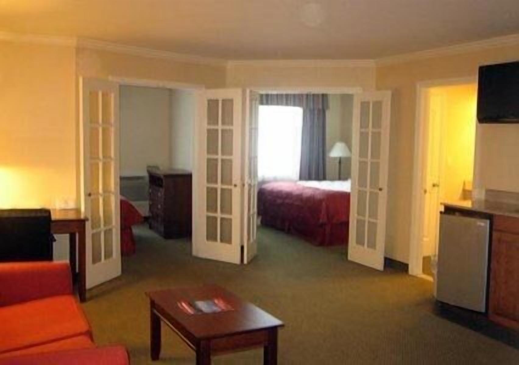 Clarion Inn & Suites At The Outlets Of Lake George Exterior foto