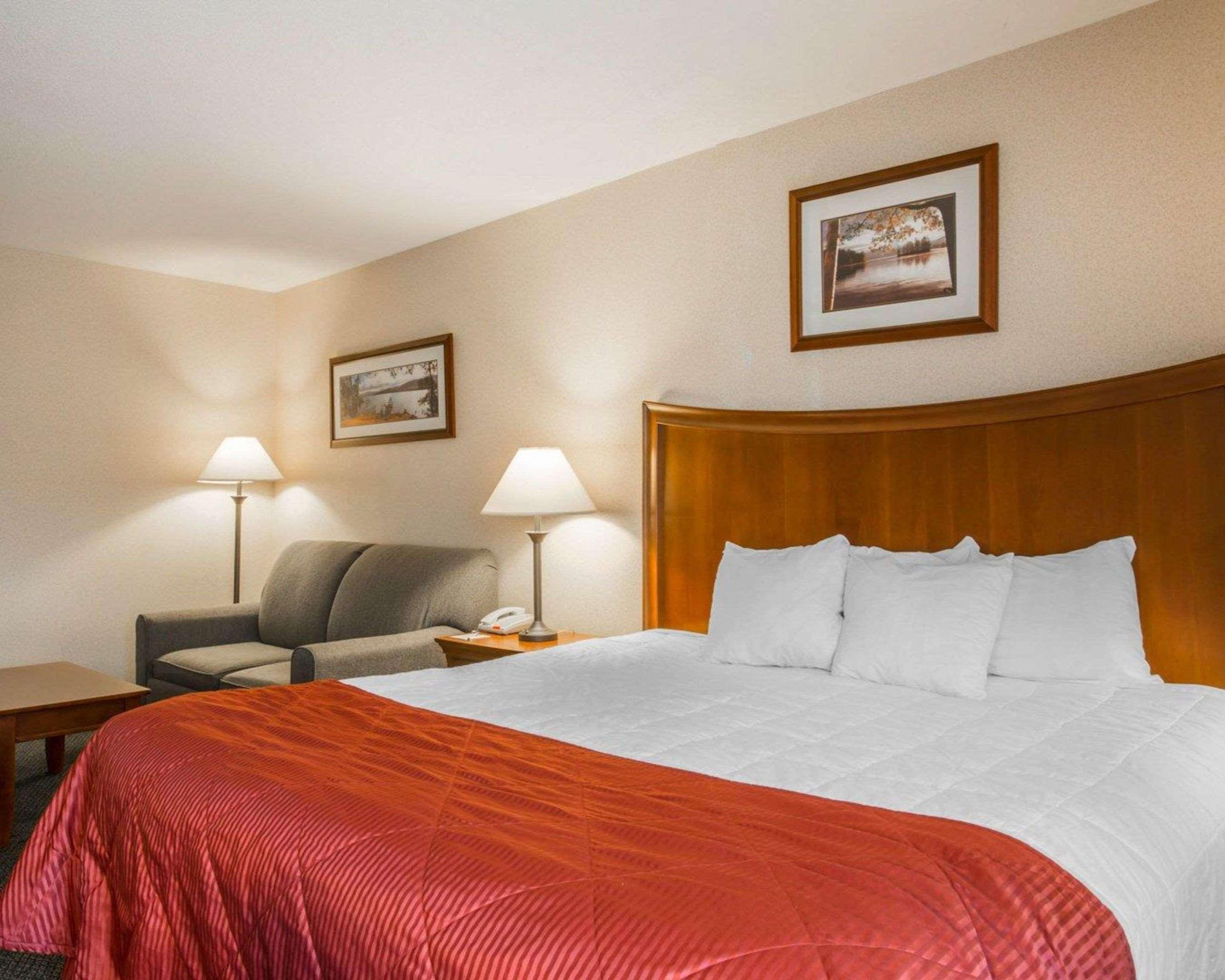 Clarion Inn & Suites At The Outlets Of Lake George Exterior foto