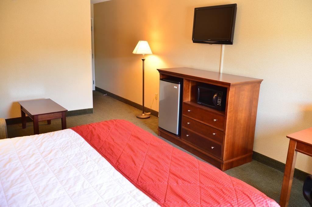Clarion Inn & Suites At The Outlets Of Lake George Exterior foto
