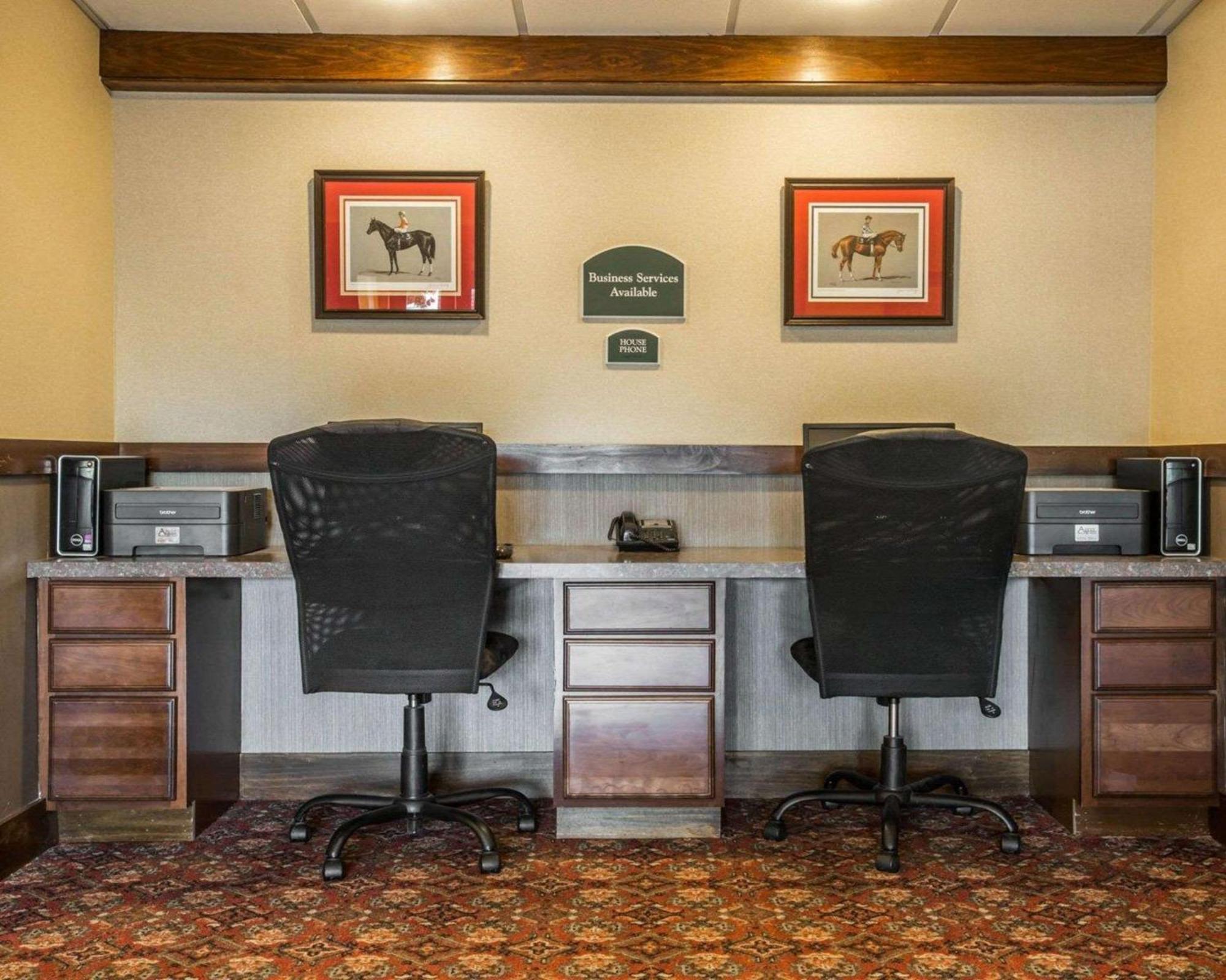 Clarion Inn & Suites At The Outlets Of Lake George Exterior foto