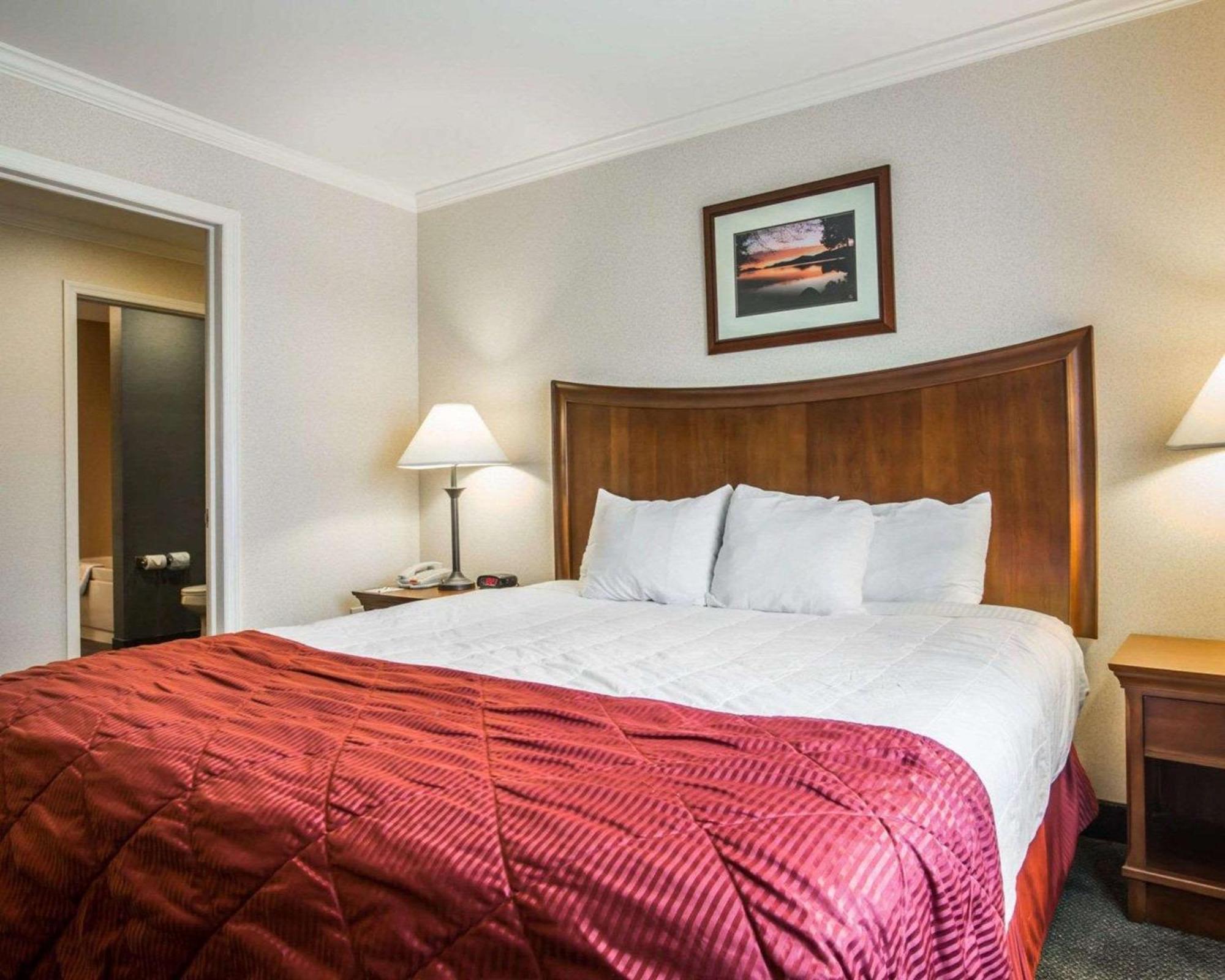 Clarion Inn & Suites At The Outlets Of Lake George Exterior foto