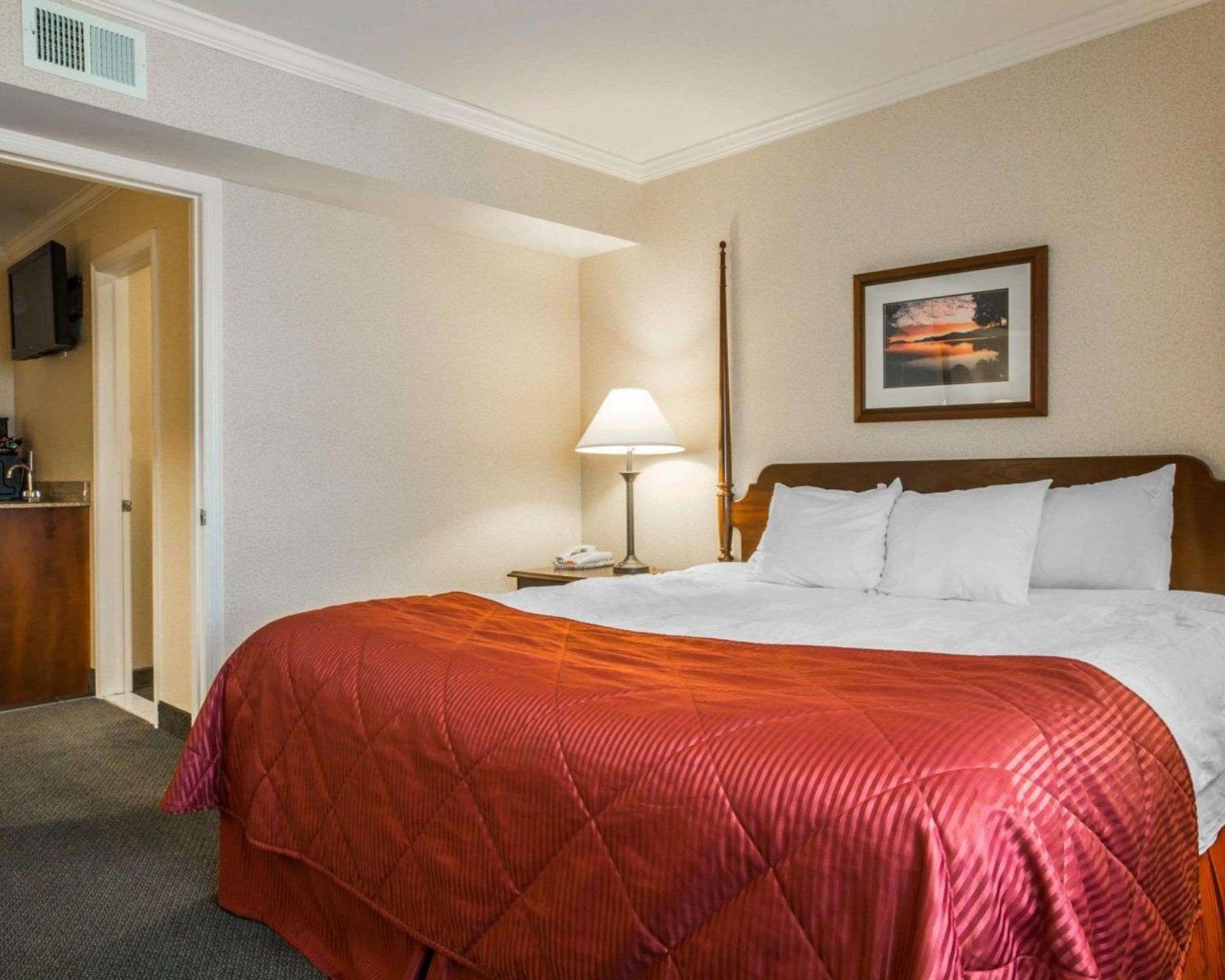 Clarion Inn & Suites At The Outlets Of Lake George Exterior foto