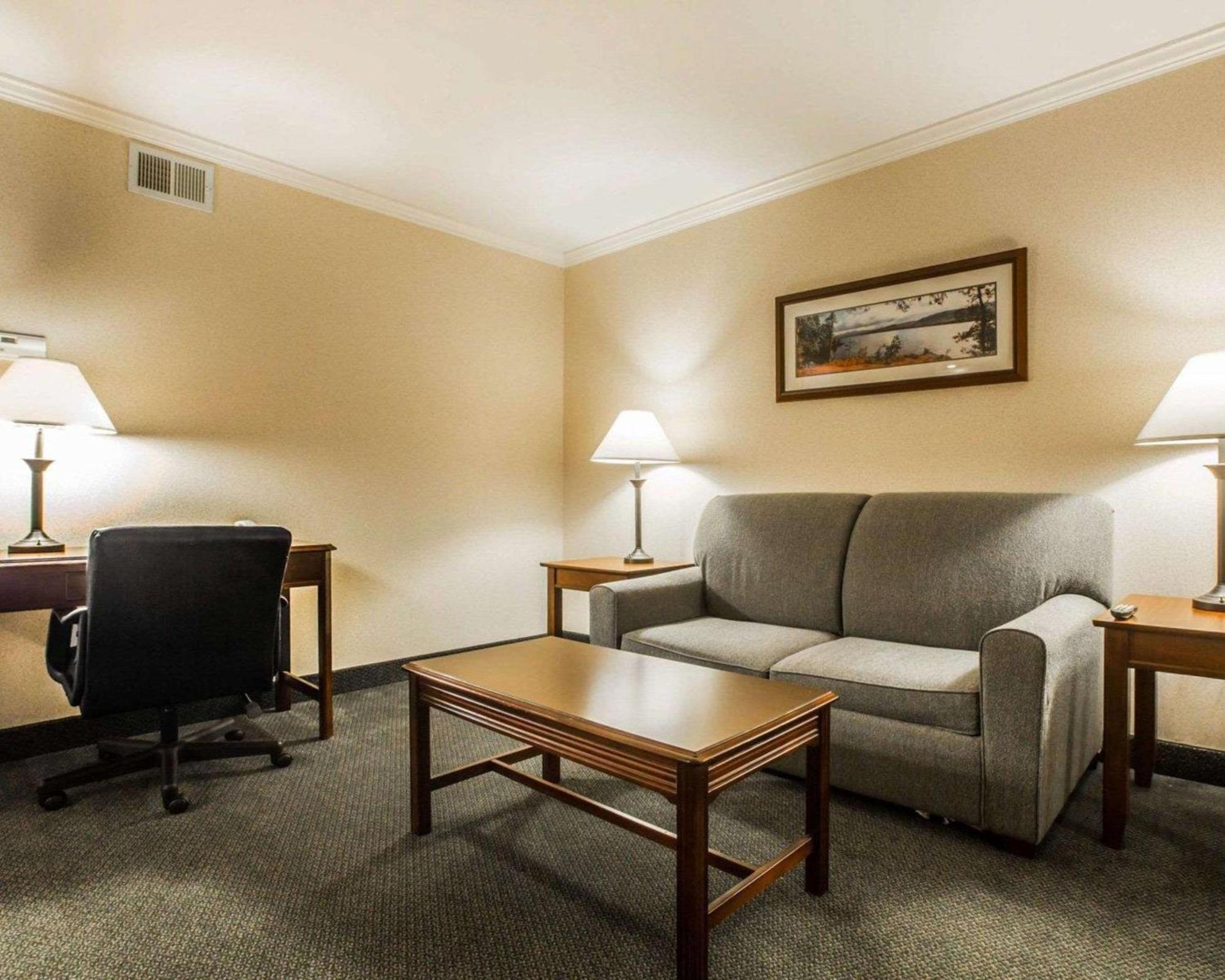 Clarion Inn & Suites At The Outlets Of Lake George Exterior foto