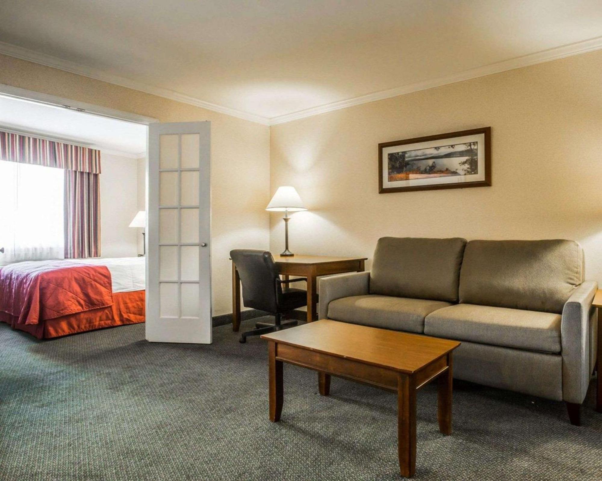 Clarion Inn & Suites At The Outlets Of Lake George Exterior foto