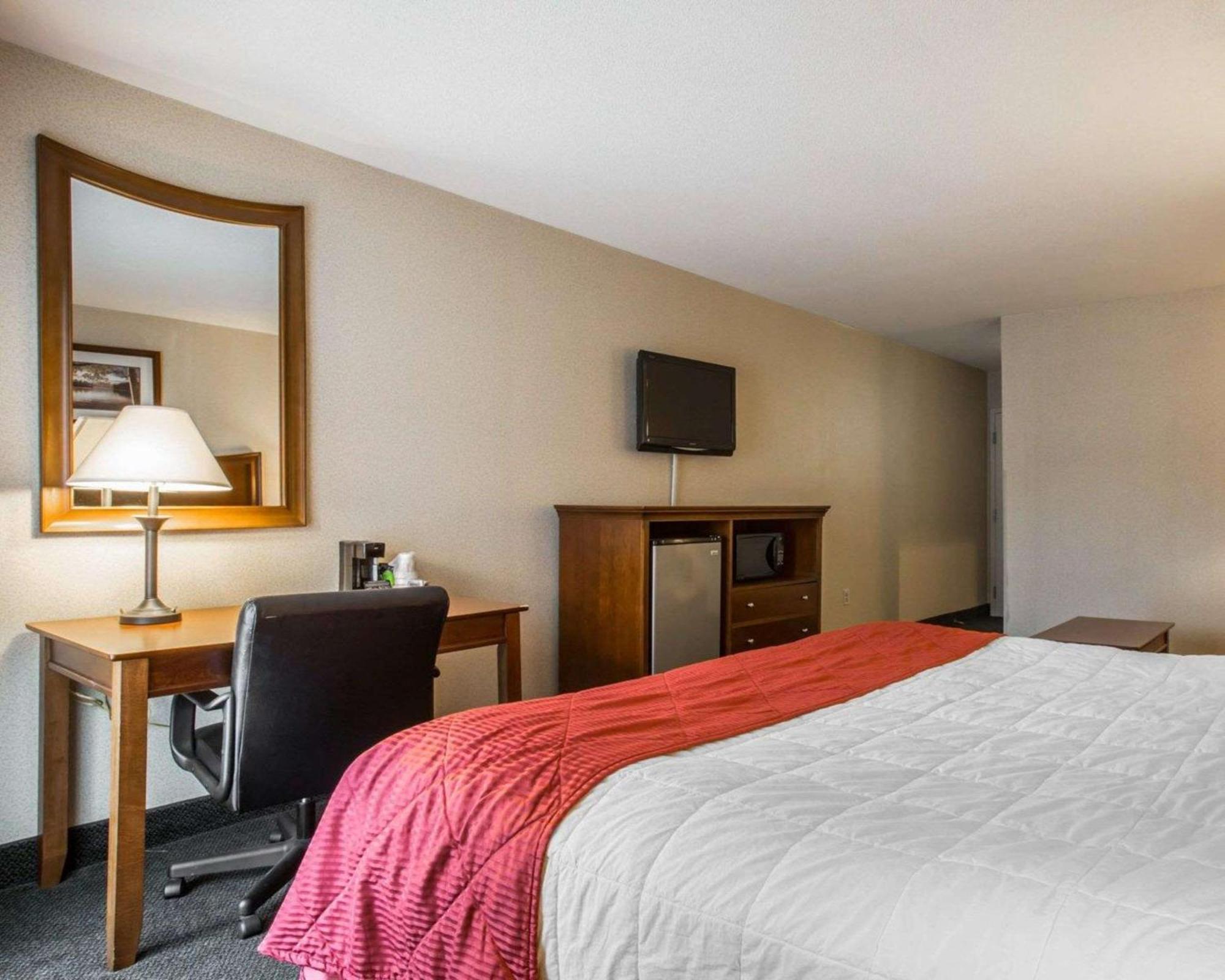 Clarion Inn & Suites At The Outlets Of Lake George Exterior foto