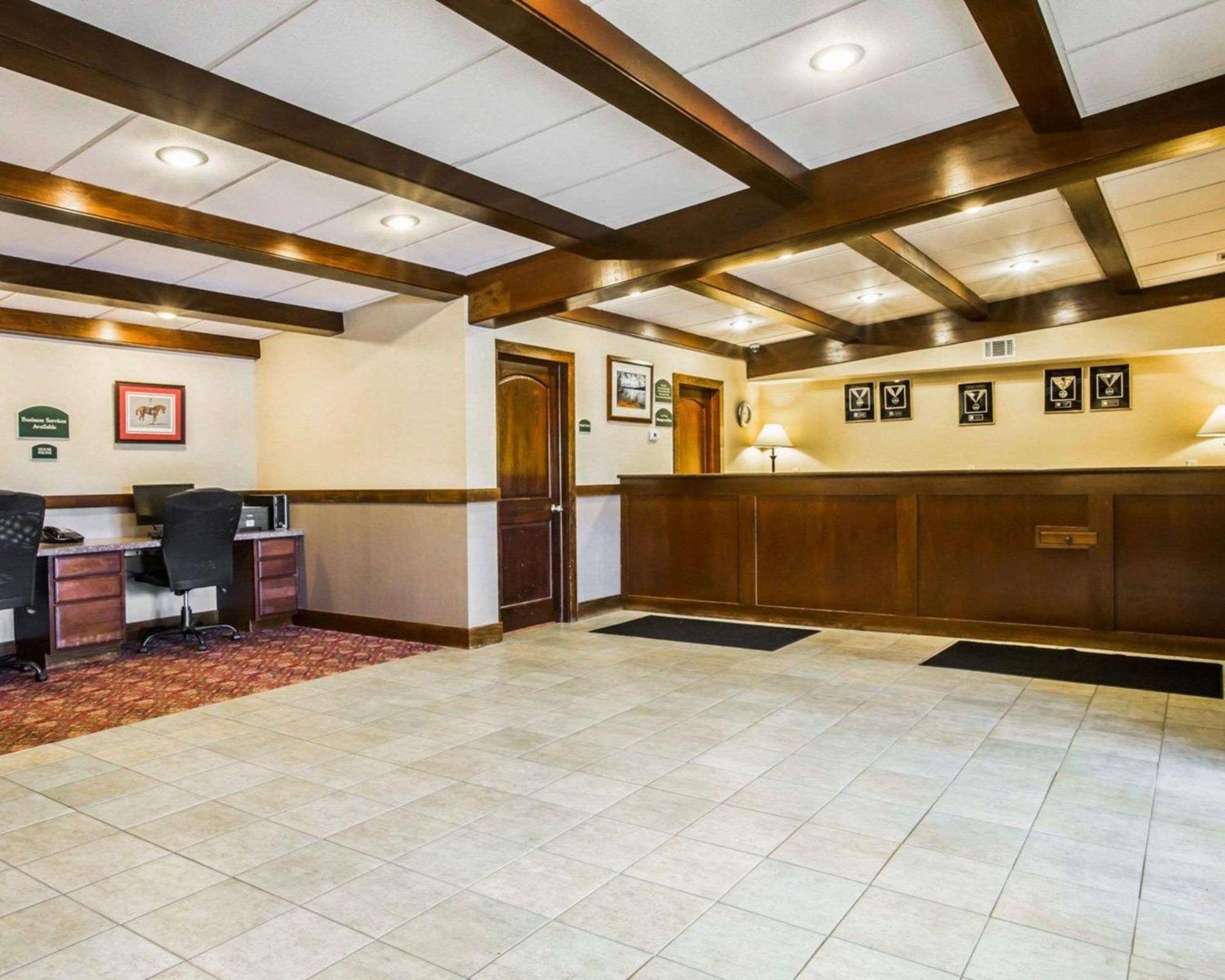 Clarion Inn & Suites At The Outlets Of Lake George Exterior foto