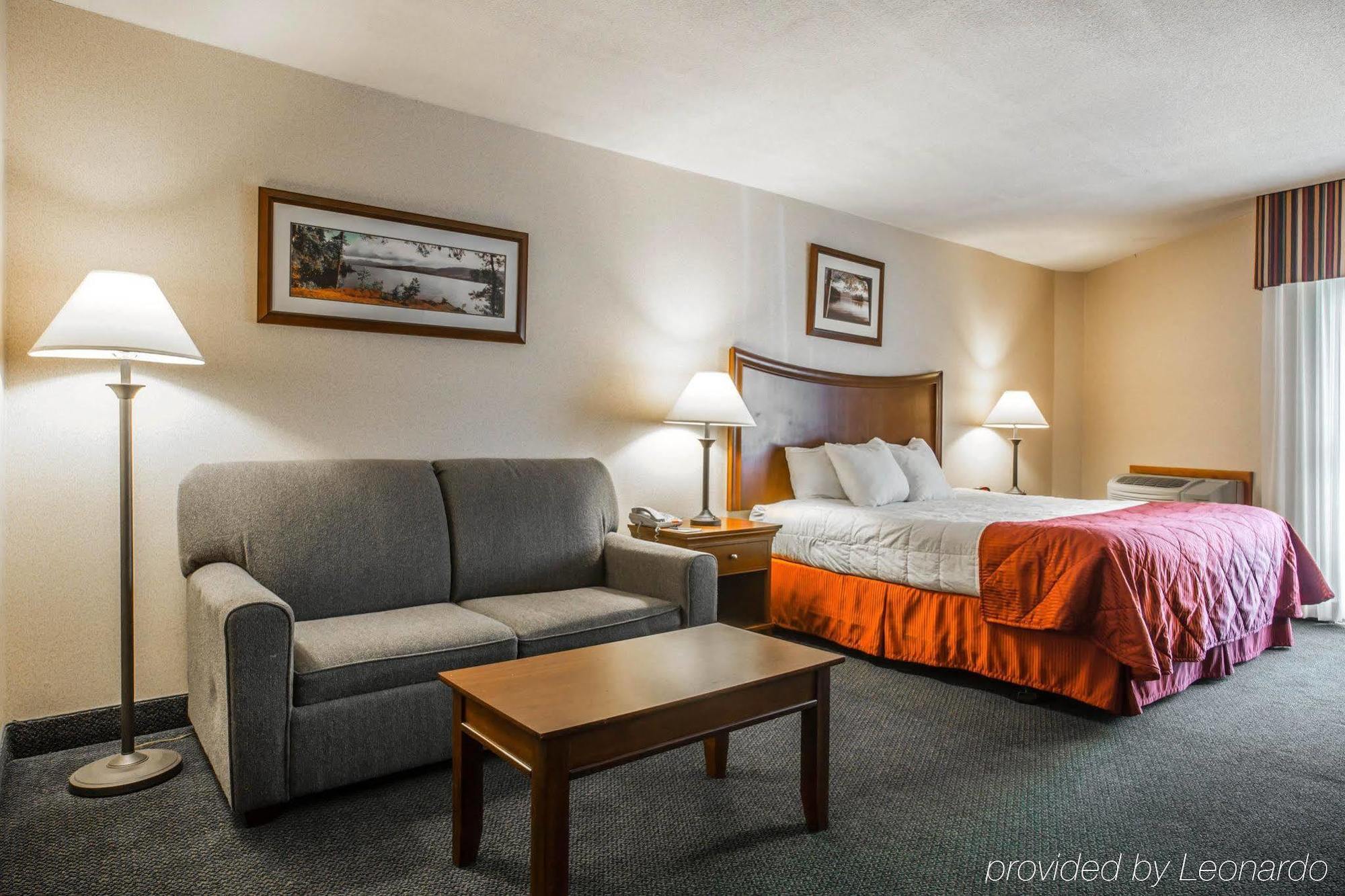 Clarion Inn & Suites At The Outlets Of Lake George Exterior foto