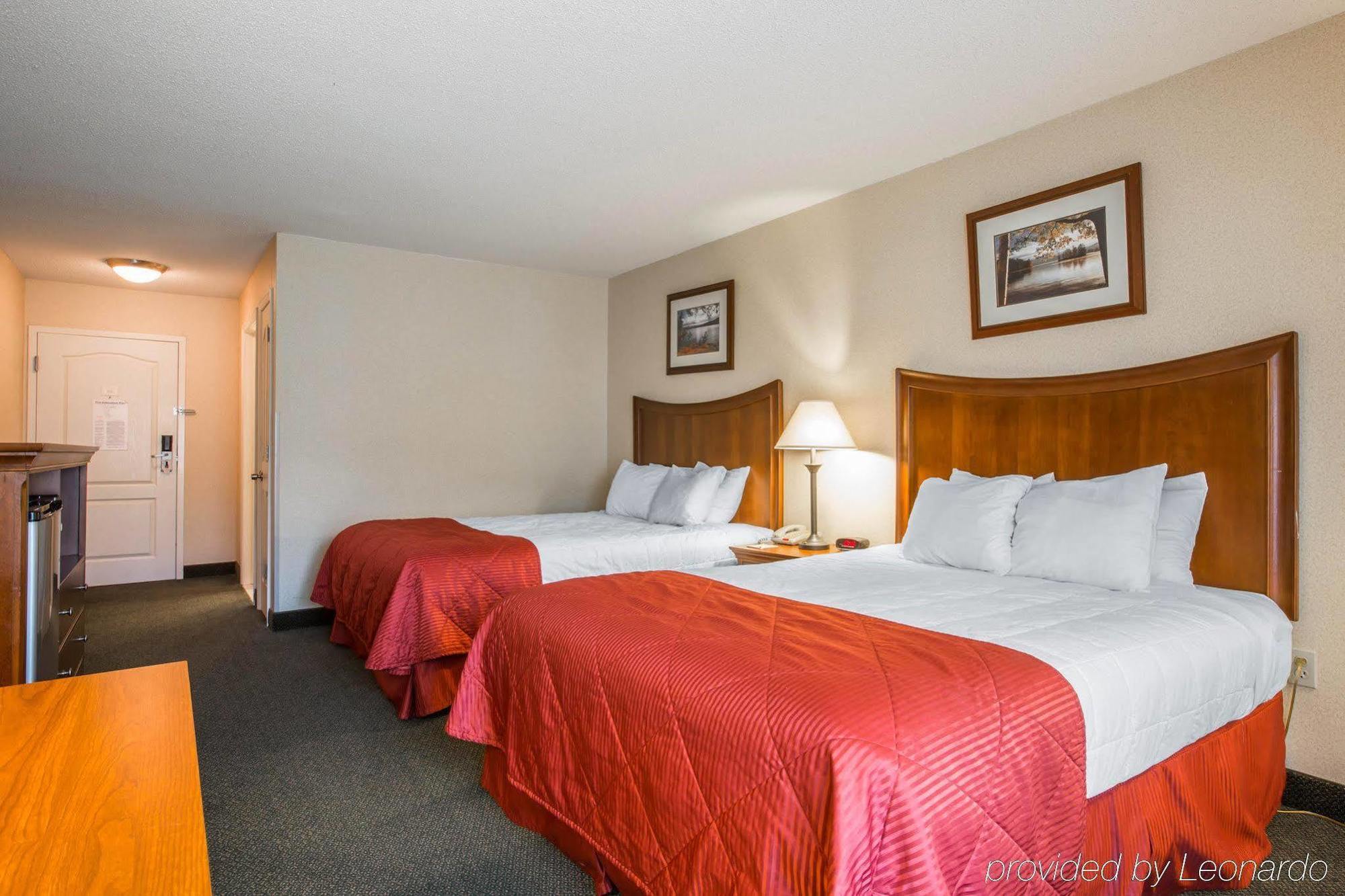 Clarion Inn & Suites At The Outlets Of Lake George Exterior foto