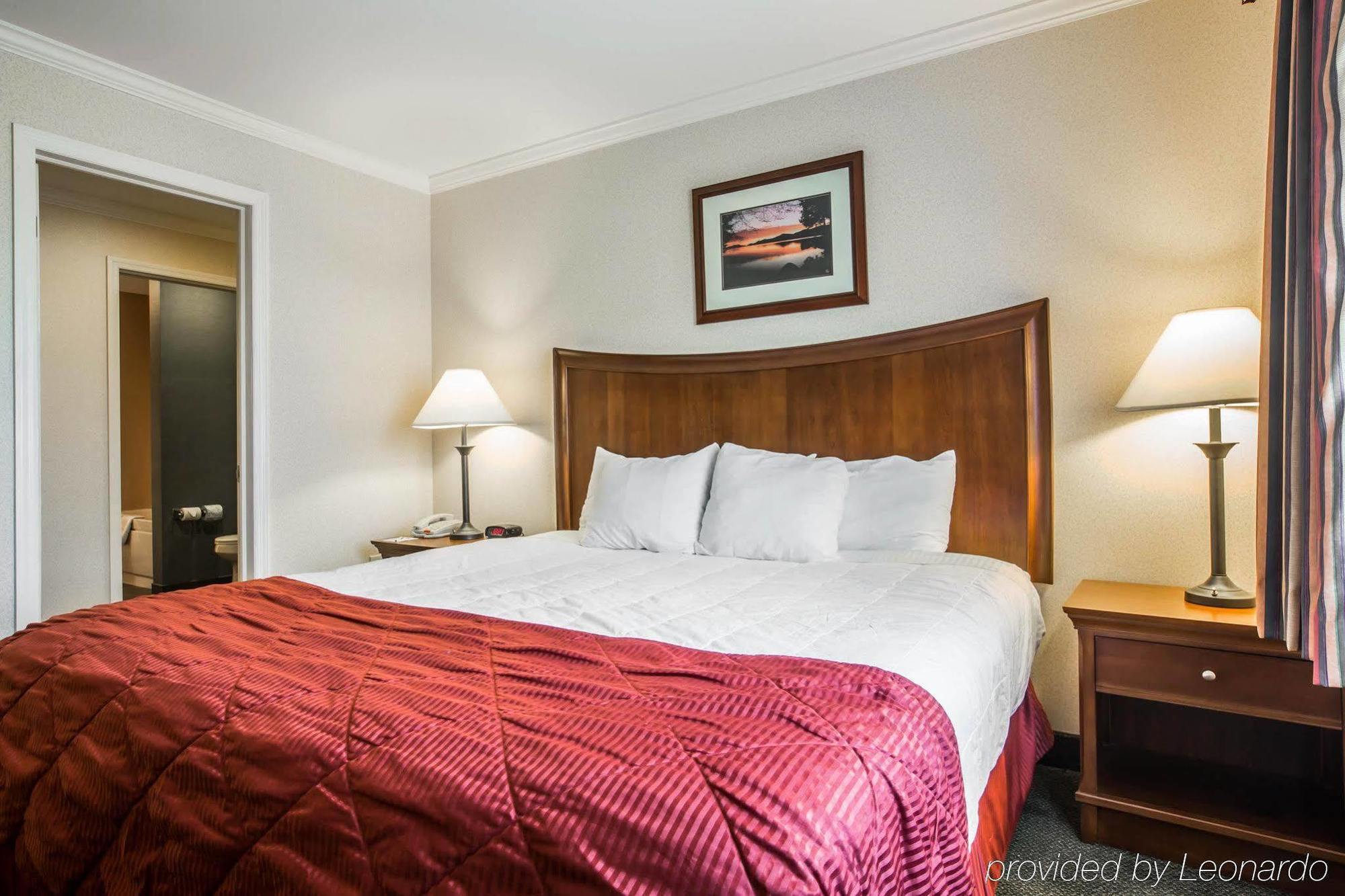 Clarion Inn & Suites At The Outlets Of Lake George Exterior foto