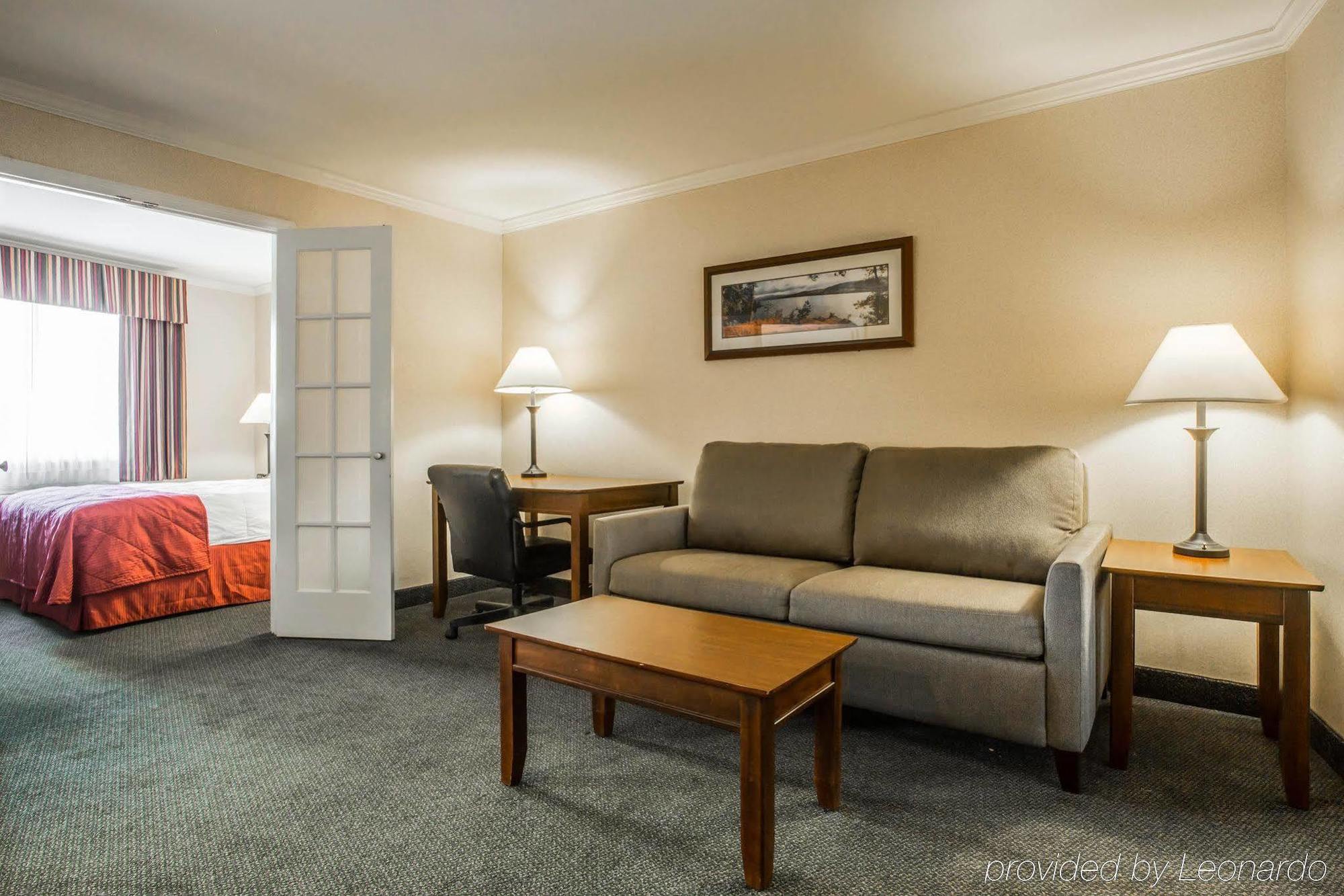 Clarion Inn & Suites At The Outlets Of Lake George Exterior foto