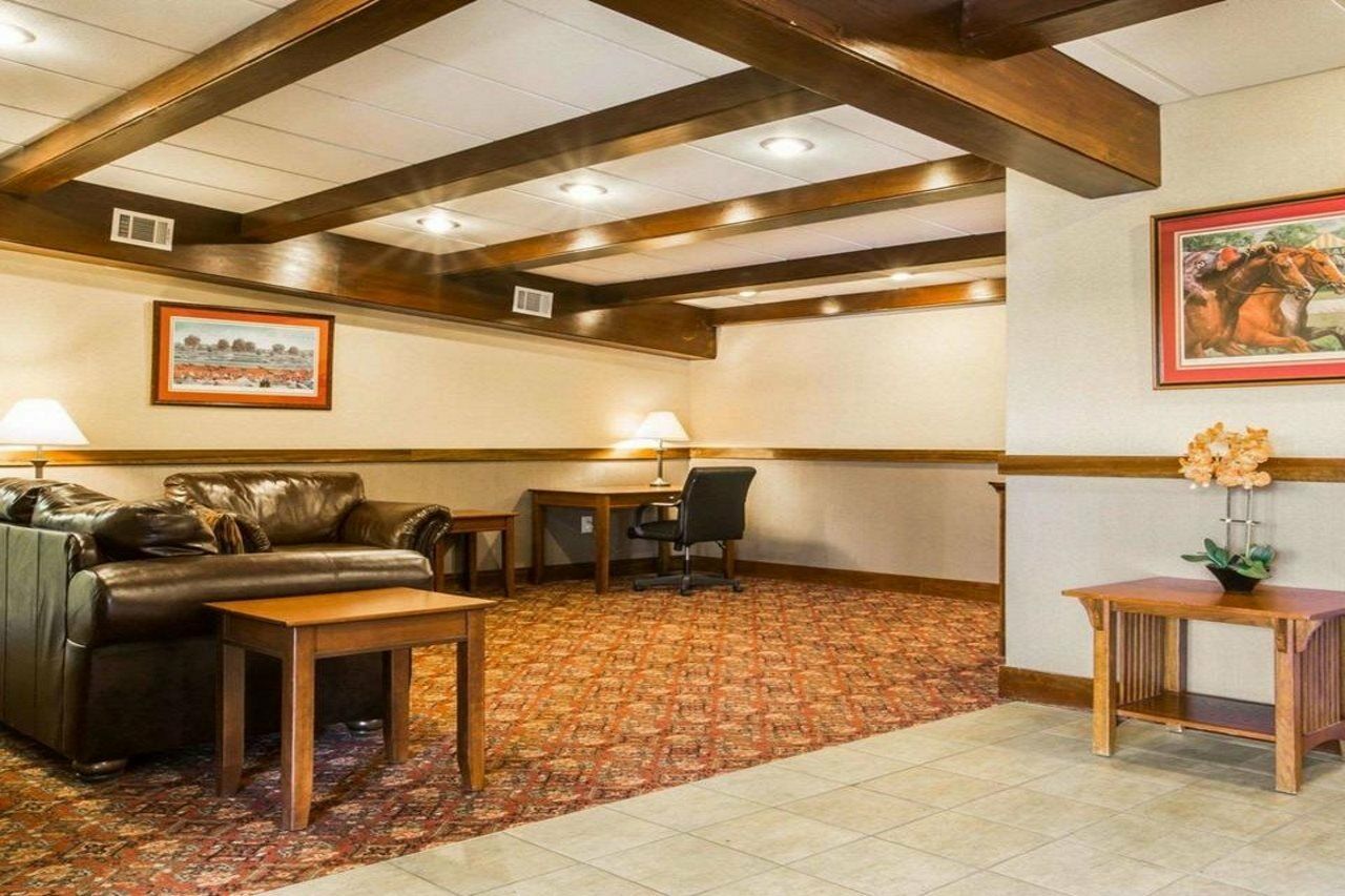 Clarion Inn & Suites At The Outlets Of Lake George Exterior foto