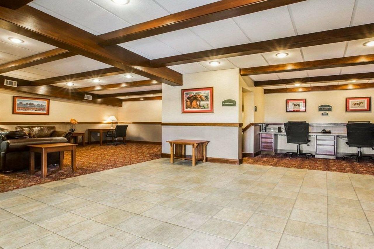 Clarion Inn & Suites At The Outlets Of Lake George Exterior foto